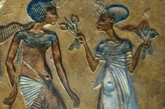 سنگ برجسته‌ای از جنس آهک که چهره‌ی فرعون مصر، آخناتون و م