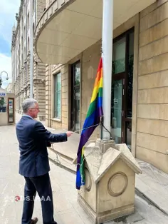 سفیر انگلیس در آذربایجان در حال برافراشتن پرچم همجنسگرایا
