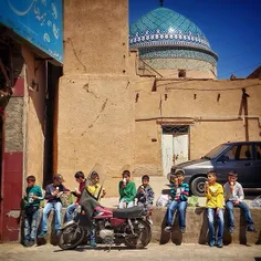 A group of elementary students take a rest and have ice-c