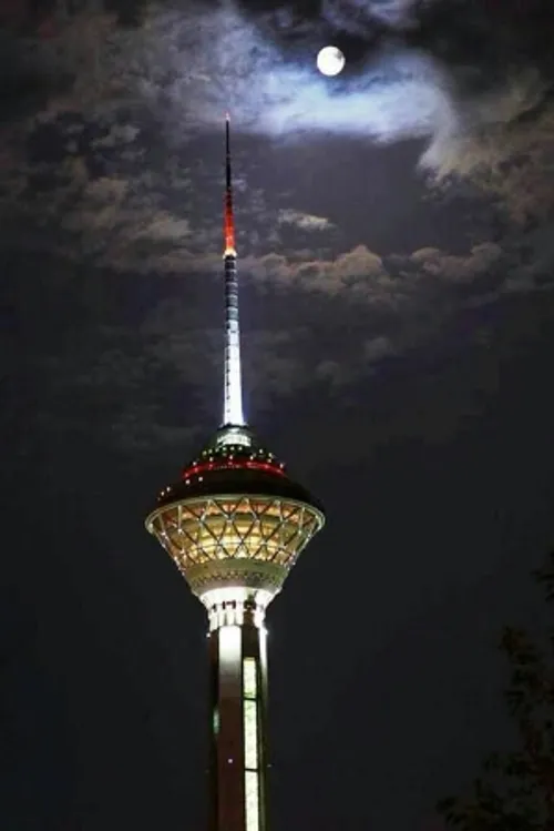 برج ميلاد در شب
