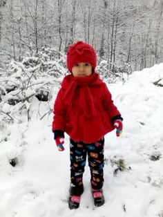 ثنا خانم در حین برف بازی