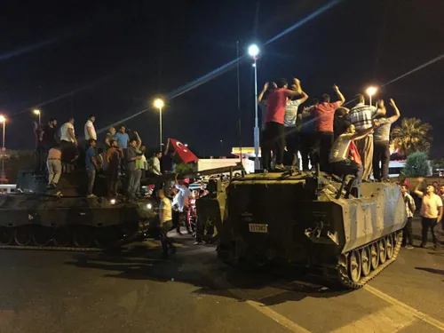 شماری از مردم ترکیه چند تانک و نفربر ارتش را در اختیار گر