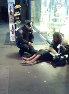 افسر پلیس نیویورک برای مردی بی خانمان کفش نو تهیه کرده‌اس