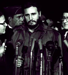 فیدل کاسترو رهبر کوبا سفری داشت به کشورمان که در جلسه ای 