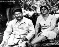 معروف است كه استالین در هنگام خاکسپاری همسرش، تنها چند جم