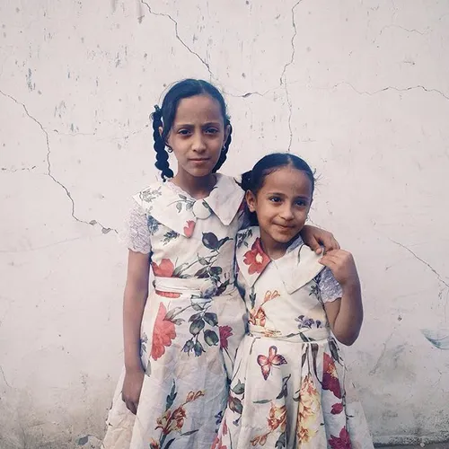 Photo by @alexkpotter - Yemeni sisters pose for a portrai