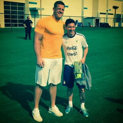 لئو در کنار بازیکن ستاره فوتبال امریکایی...