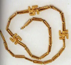 گردنبند ایرانی گردونه مهر(سواستیکا، چلیپا) به قدمت 3200 س