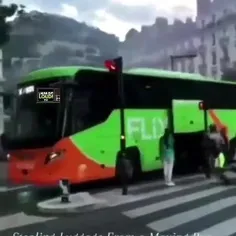 دزدی اموال مردم از اتوبوسی در فرانسه.
