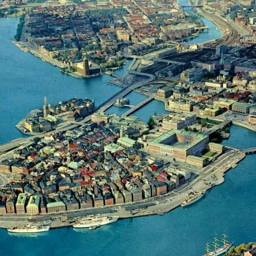 پایتخت سوئد , شهر استکهلم بر روی 14 جزیره که بوسیله 57 پل