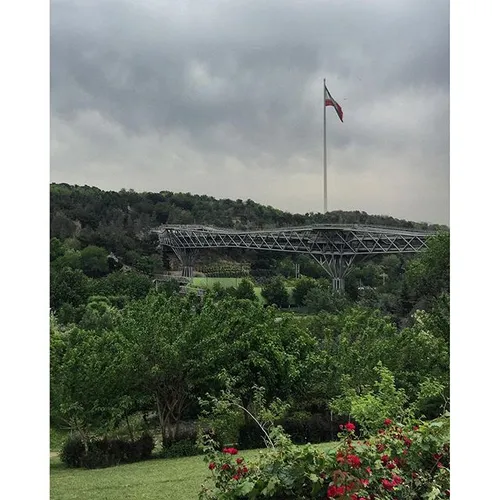 The Tabiat pedestrian bridge over the Modarres motorway i