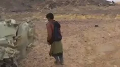 نوجوان شجاع یمنی سه بار به خط محاصره میزند 