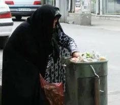 مادری که به جای یخچال از سطل زباله غذا برای بچه هاش در می