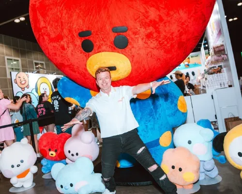 جوجو رایت مجری رادیو kiis fm توی kcon la 2024 با bt21 عکس