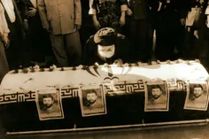 💐 بوسه رهبر انقلاب بر تابوت شهید صیاد شیرازی 