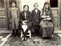 تصویری از یک خانواده ایرانی در سال ١٣١٠ خورشیدی. پدر(همسر
