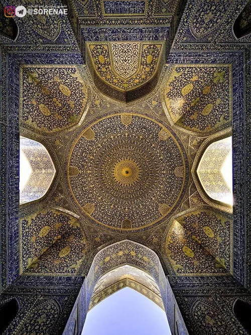 قبل از ورود به "مسجد شاه" اصفهان