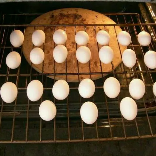 برای پختن تخم مرغ سفت آنها را در فر بگذارید