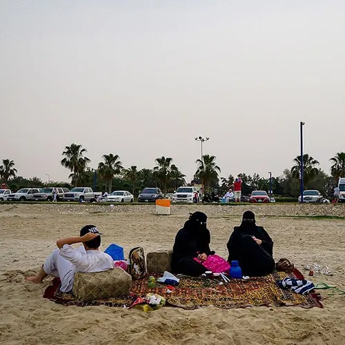 @tasneemalsultan Saudi family enjoying an afternoon picni