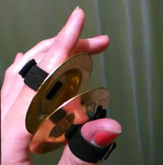 حلقه انگشتی یا سنج انگشتی (به انگلیسی: finger cymbals) سا