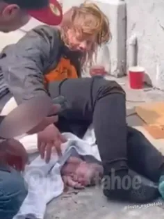 زن «بی‌خانمان» آمریکایی کنار خیابان وضع حمل میکنه 