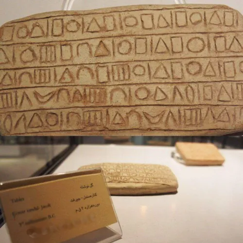 لوحهایی مربوط به ٧ هزار سال پیش در جیرفت کشف شده که سال ه