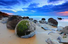 Moeraki Boulders(تخم اژدها) در ساحل Koekohe ، نیوزیلند