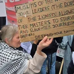 ♦️پلاکارد پیر زن انگلیسی در تظاهرات ضد اسرائیلی جنجال‌برا