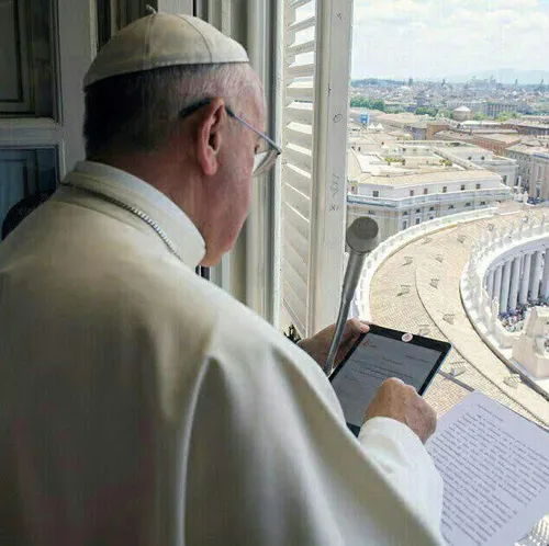 ⭕ ️ پاپ فرانسیس، رهبر کاتولیک های جهان بر روی دوربین آیپد