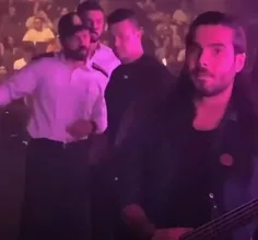 پلیس ترکیه وسط کنسرت «اندی و دنیا» اومده یکی از رقاص‌ها ر