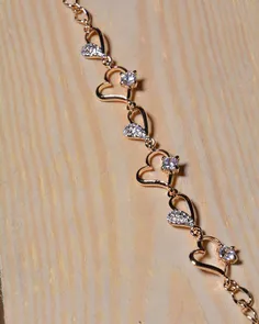 قیمت : 45,000 تومان دستبند تشکیل شده از قلب و نگین‌های در