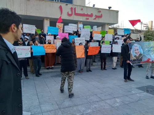 تحصن جوانان انقلابی دانشجو و طلبه در مقابل فرودگاه مهرآبا