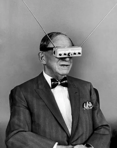 ‏هیگو گرنزبک رو میشه به نوعی مخترع اولین عینک واقعیت مجاز