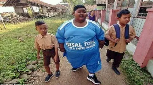 چاق ترین پسر جهان با 10 سال سن 230 کیلو گرم وزن