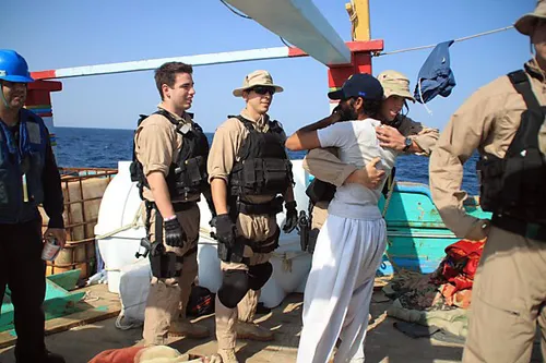 لنج دار چابهاری که ناو امریکایی از دست دزدان دریای نجاتشو