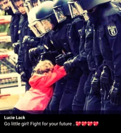 دختر بچه کانادایی درمقابل پلیس سرکوبگر کانادا.