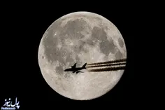عبور هواپیما از روبه روی ماه