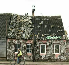 خانه ای پوشیده شده از ماهیتابه و قابلمه کهنه در  لیتوانی😉