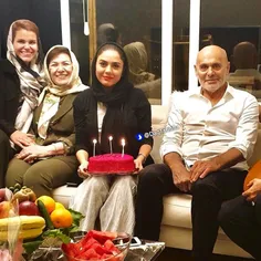 📸  جمشید هاشم پور در کنار همسر و دخترش در جشن تولد آزاده 