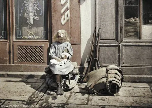 دختر بچه فرانسوی در حال بازی با عروسک در کنار او تجهیزات 