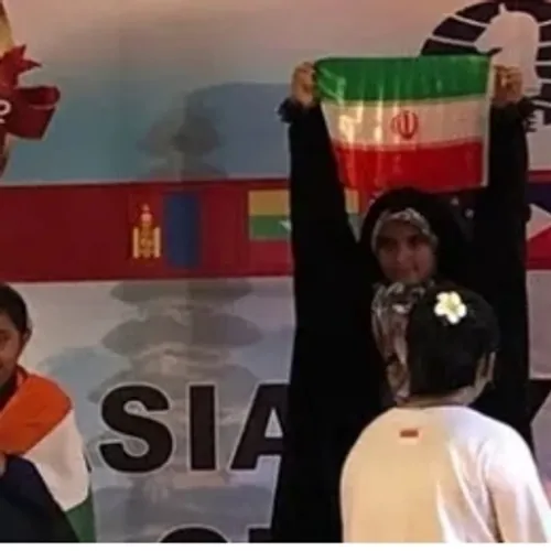 🔺دختر ۸ ساله مشهدی پرچم ایران را بالا برد