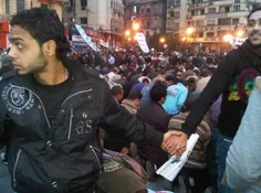 مسیحیان محافظ مسلمانان هنگام ادای نماز در شورش معروف قاهر