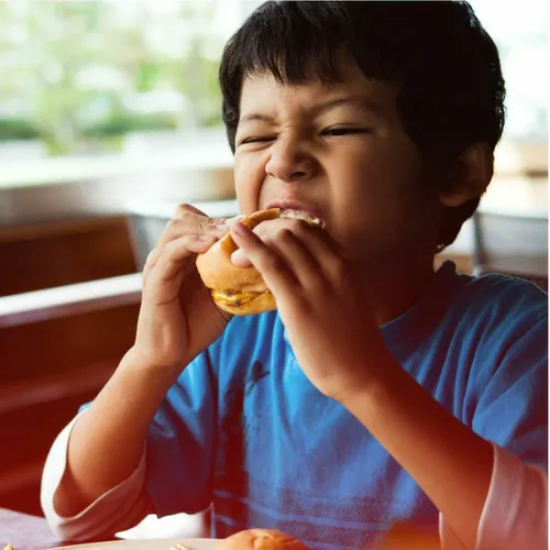 خوردن غذای ناسالم «پر از قند و چربی» در کودکی چه تاتیری ب