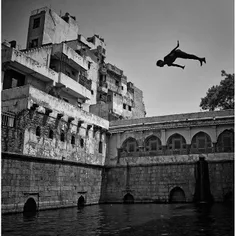 Photo by @choudharyravi Boy jumps into #nizzamuddin #baol