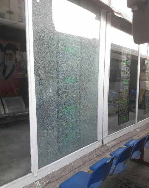 چالش سنگ در اهواز با شکستن شیشه ایستگاه اتوبوس + عکس