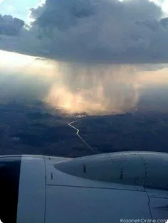 نمایی از یک شهر بارانی از داخل هواپیما