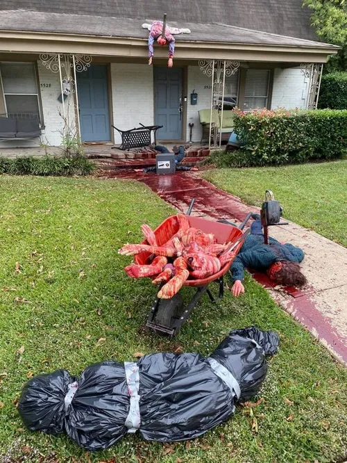 یه مرد تگزاسی جلوی خونه شو طوری برای هالووین تزئین کرده ک