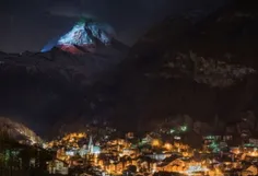 کوه ماترهورن در سوییس که پیشتر به نشان همبستگی با ملت‌های