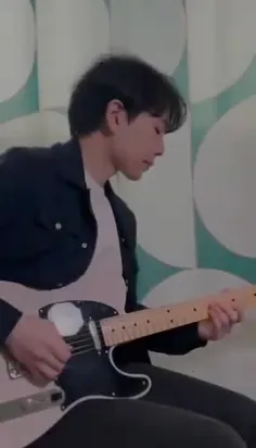آرتیست OVN، نوازنده گیتار الکترونیکی، ویدئویی از آهنگ Sta