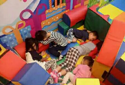 تصاویر بامزه از خوابیدن بچه ها در جا های غیرعادی 😆